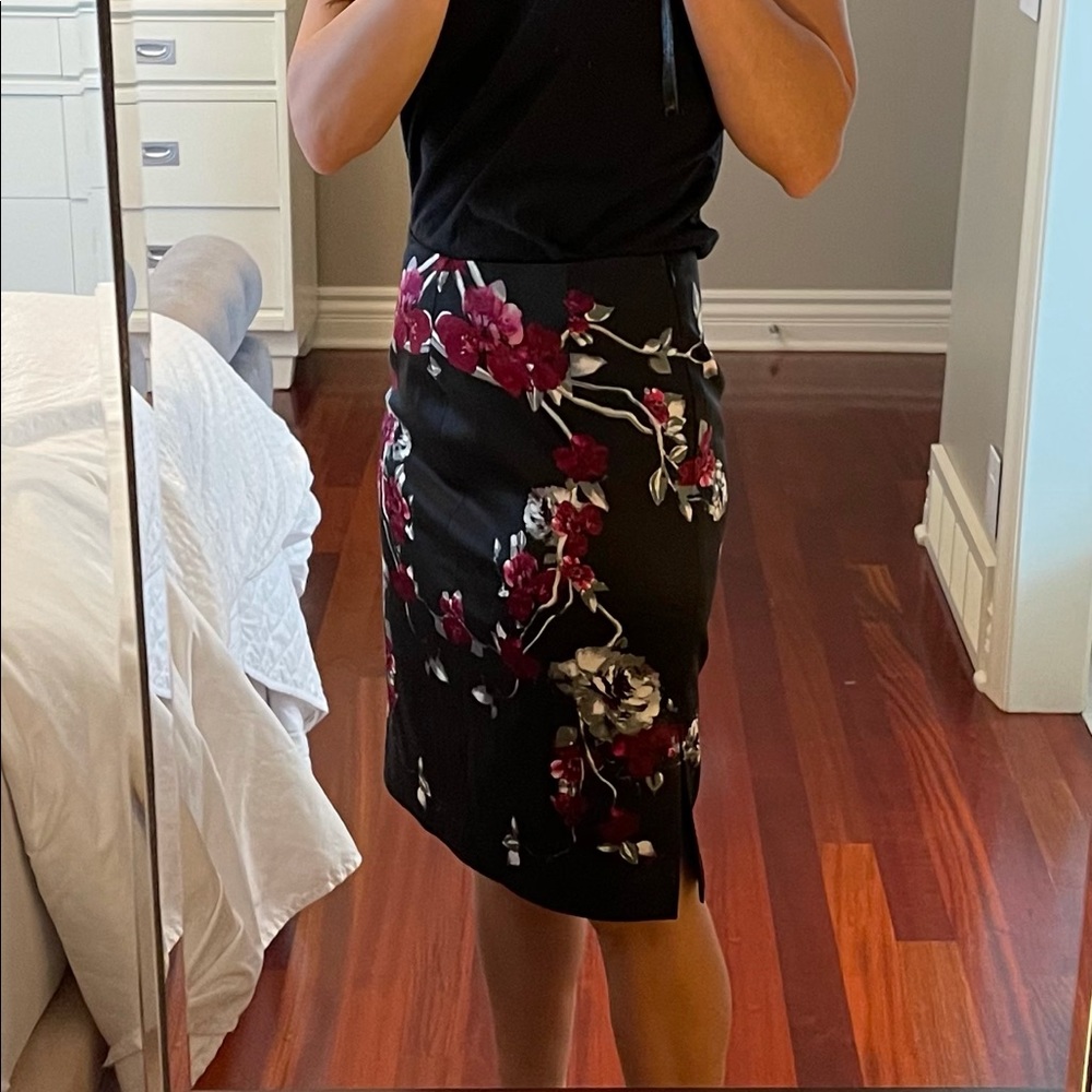 White house black market beautiful pencil skirt.